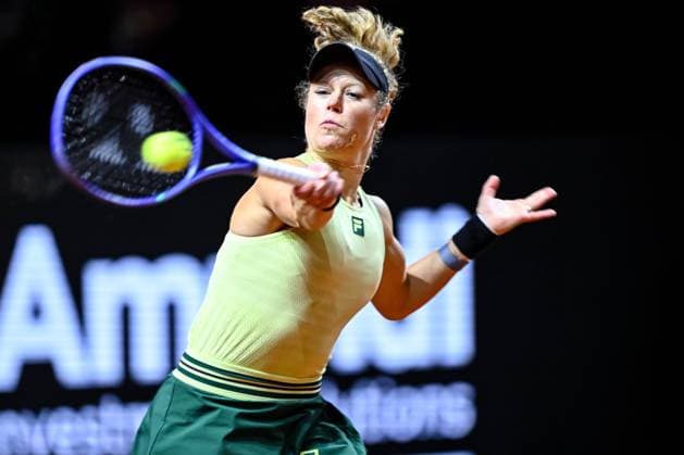 Laura Siegemund (Germany) in Aktion, am Ball, Einzelaktion bei dem Spiel zwischen Jule Niemeier (Germany) vs Laura Siegemund (Germany) waehrend des Porsche Tennis Grand Prix Stuttgart 2025 - Day 2 in der Porsche Arena am 15. April 2025 in Stuttgart, Deutschland. (Foto von Harry Langer DeFodi Images) Laura Siegemund (Germany) controls the Ball at the match between Jule Niemeier (Germany) vs Laura Siegemund (Germany) during the Porsche Tennis Grand Prix Stuttgart 2025 - Day 2 at Porsche Arena on April 15, 2025 in Stuttgart, Germany. (Photo by Harry Langer DeFodi Images) . (Photo by Harry Langer DeFodi Images) .