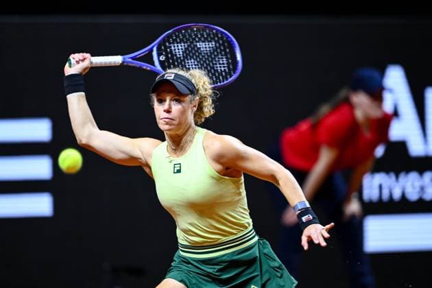 Laura Siegemund (Germany) in Aktion, am Ball, Einzelaktion bei dem Spiel zwischen Jule Niemeier (Germany) vs Laura Siegemund (Germany) waehrend des Porsche Tennis Grand Prix Stuttgart 2025 - Day 2 in der Porsche Arena am 15. April 2025 in Stuttgart, Deutschland. (Foto von Harry Langer DeFodi Images) Laura Siegemund (Germany) controls the Ball at the match between Jule Niemeier (Germany) vs Laura Siegemund (Germany) during the Porsche Tennis Grand Prix Stuttgart 2025 - Day 2 at Porsche Arena on April 15, 2025 in Stuttgart, Germany. (Photo by Harry Langer DeFodi Images) . (Photo by Harry Langer DeFodi Images) .