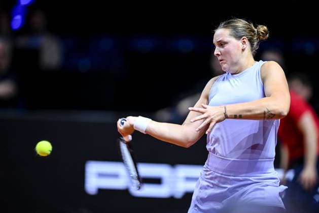 Jule Niemeier (Germany) in Aktion, am Ball, Einzelaktion bei dem Spiel zwischen Jule Niemeier (Germany) vs Laura Siegemund (Germany) waehrend des Porsche Tennis Grand Prix Stuttgart 2025 - Day 2 in der Porsche Arena am 15. April 2025 in Stuttgart, Deutschland. (Foto von Harry Langer DeFodi Images) Jule Niemeier (Germany) controls the Ball at the match between Jule Niemeier (Germany) vs Laura Siegemund (Germany) during the Porsche Tennis Grand Prix Stuttgart 2025 - Day 2 at Porsche Arena on April 15, 2025 in Stuttgart, Germany. (Photo by Harry Langer DeFodi Images) . (Photo by Harry Langer DeFodi Images) .
