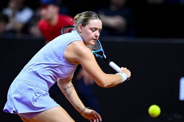 Jule Niemeier (Germany) in Aktion, am Ball, Einzelaktion bei dem Spiel zwischen Jule Niemeier (Germany) vs Laura Siegemund (Germany) waehrend des Porsche Tennis Grand Prix Stuttgart 2025 - Day 2 in der Porsche Arena am 15. April 2025 in Stuttgart, Deutschland. (Foto von Harry Langer DeFodi Images) Jule Niemeier (Germany) controls the Ball at the match between Jule Niemeier (Germany) vs Laura Siegemund (Germany) during the Porsche Tennis Grand Prix Stuttgart 2025 - Day 2 at Porsche Arena on April 15, 2025 in Stuttgart, Germany. (Photo by Harry Langer DeFodi Images) . (Photo by Harry Langer DeFodi Images) .