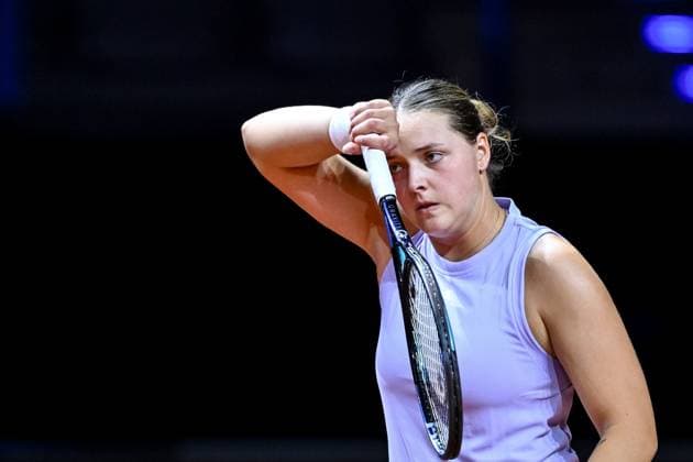 Jule Niemeier (Germany) gestikuliert, gestik, enttaeusscht bei dem Spiel zwischen Jule Niemeier (Germany) vs Laura Siegemund (Germany) waehrend des Porsche Tennis Grand Prix Stuttgart 2025 - Day 2 in der Porsche Arena am 15. April 2025 in Stuttgart, Deutschland. (Foto von Harry Langer DeFodi Images) Jule Niemeier (Germany) looks dejected, gestures at the match between Jule Niemeier (Germany) vs Laura Siegemund (Germany) during the Porsche Tennis Grand Prix Stuttgart 2025 - Day 2 at Porsche Arena on April 15, 2025 in Stuttgart, Germany. (Photo by Harry Langer DeFodi Images) . (Photo by Harry Langer DeFodi Images) .