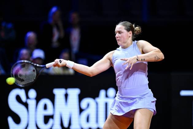 Jule Niemeier (Germany) in Aktion, am Ball, Einzelaktion bei dem Spiel zwischen Jule Niemeier (Germany) vs Laura Siegemund (Germany) waehrend des Porsche Tennis Grand Prix Stuttgart 2025 - Day 2 in der Porsche Arena am 15. April 2025 in Stuttgart, Deutschland. (Foto von Harry Langer DeFodi Images) Jule Niemeier (Germany) controls the Ball at the match between Jule Niemeier (Germany) vs Laura Siegemund (Germany) during the Porsche Tennis Grand Prix Stuttgart 2025 - Day 2 at Porsche Arena on April 15, 2025 in Stuttgart, Germany. (Photo by Harry Langer DeFodi Images) . (Photo by Harry Langer DeFodi Images) .