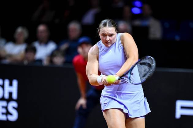 Jule Niemeier (Germany) in Aktion, am Ball, Einzelaktion bei dem Spiel zwischen Jule Niemeier (Germany) vs Laura Siegemund (Germany) waehrend des Porsche Tennis Grand Prix Stuttgart 2025 - Day 2 in der Porsche Arena am 15. April 2025 in Stuttgart, Deutschland. (Foto von Harry Langer DeFodi Images) Jule Niemeier (Germany) controls the Ball at the match between Jule Niemeier (Germany) vs Laura Siegemund (Germany) during the Porsche Tennis Grand Prix Stuttgart 2025 - Day 2 at Porsche Arena on April 15, 2025 in Stuttgart, Germany. (Photo by Harry Langer DeFodi Images) . (Photo by Harry Langer DeFodi Images) .
