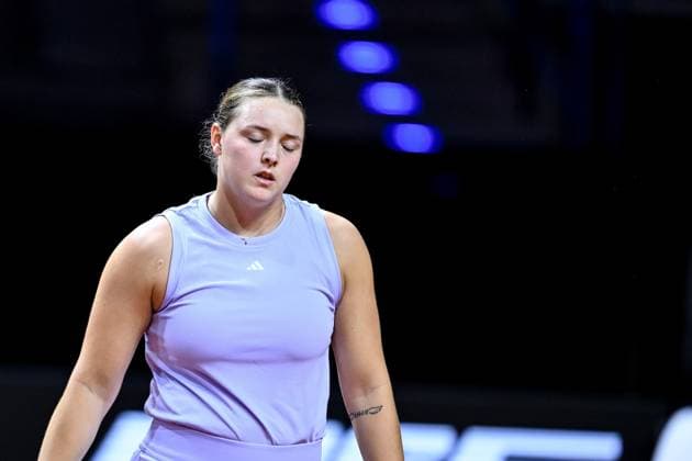 Jule Niemeier (Germany) enttaeusscht bei dem Spiel zwischen Jule Niemeier (Germany) vs Laura Siegemund (Germany) waehrend des Porsche Tennis Grand Prix Stuttgart 2025 - Day 2 in der Porsche Arena am 15. April 2025 in Stuttgart, Deutschland. (Foto von Harry Langer DeFodi Images) Jule Niemeier (Germany) looks dejected at the match between Jule Niemeier (Germany) vs Laura Siegemund (Germany) during the Porsche Tennis Grand Prix Stuttgart 2025 - Day 2 at Porsche Arena on April 15, 2025 in Stuttgart, Germany. (Photo by Harry Langer DeFodi Images) . (Photo by Harry Langer DeFodi Images) .