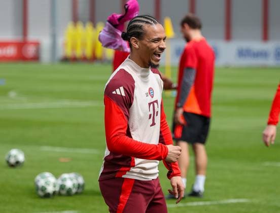 Leroy Sane (FC Bayern Muenchen, 10) lacht, hat gute Laune, GER, Abschlusstraining, FC Bayern Muenchen, Fussball, UEFA Champions League, Viertelfinale Rueckspiel, Saison 2024 2025, 15.04.2025, GER, Abschlusstraining, FC Bayern Muenchen, Fussball, UEFA Champions League, Viertelfinale Rueckspiel, Saison 2024 2025, 15.04.2025 Muenchen Copyright: xEibner-Pressefoto JennixMaulx EP_JML