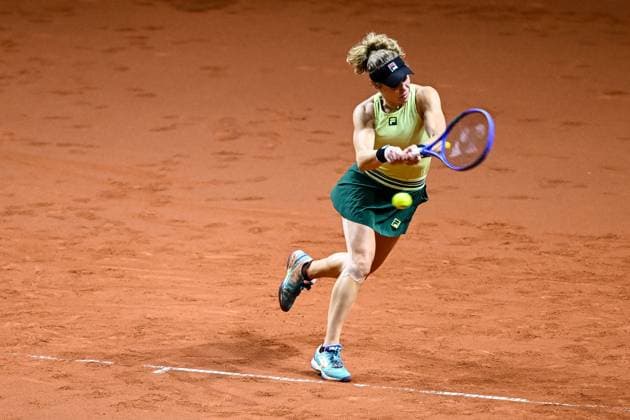 Laura Siegemund (Germany) in Aktion, am Ball, Einzelaktion bei dem Spiel zwischen Jule Niemeier (Germany) vs Laura Siegemund (Germany) waehrend des Porsche Tennis Grand Prix Stuttgart 2025 - Day 2 in der Porsche Arena am 15. April 2025 in Stuttgart, Deutschland. (Foto von Harry Langer DeFodi Images) Laura Siegemund (Germany) controls the Ball at the match between Jule Niemeier (Germany) vs Laura Siegemund (Germany) during the Porsche Tennis Grand Prix Stuttgart 2025 - Day 2 at Porsche Arena on April 15, 2025 in Stuttgart, Germany. (Photo by Harry Langer DeFodi Images) . (Photo by Harry Langer DeFodi Images) .