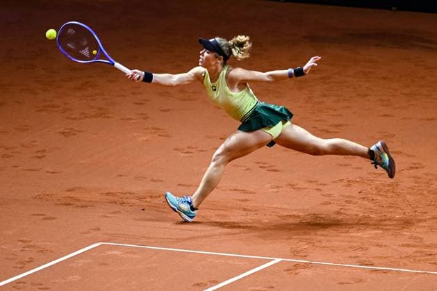 Laura Siegemund (Germany) in Aktion, am Ball, Einzelaktion bei dem Spiel zwischen Jule Niemeier (Germany) vs Laura Siegemund (Germany) waehrend des Porsche Tennis Grand Prix Stuttgart 2025 - Day 2 in der Porsche Arena am 15. April 2025 in Stuttgart, Deutschland. (Foto von Harry Langer DeFodi Images) Laura Siegemund (Germany) controls the Ball at the match between Jule Niemeier (Germany) vs Laura Siegemund (Germany) during the Porsche Tennis Grand Prix Stuttgart 2025 - Day 2 at Porsche Arena on April 15, 2025 in Stuttgart, Germany. (Photo by Harry Langer DeFodi Images) . (Photo by Harry Langer DeFodi Images) .