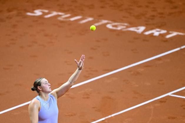 Jule Niemeier (Germany) in Aktion, am Ball, Einzelaktion bei dem Spiel zwischen Jule Niemeier (Germany) vs Laura Siegemund (Germany) waehrend des Porsche Tennis Grand Prix Stuttgart 2025 - Day 2 in der Porsche Arena am 15. April 2025 in Stuttgart, Deutschland. (Foto von Harry Langer DeFodi Images) Jule Niemeier (Germany) controls the Ball at the match between Jule Niemeier (Germany) vs Laura Siegemund (Germany) during the Porsche Tennis Grand Prix Stuttgart 2025 - Day 2 at Porsche Arena on April 15, 2025 in Stuttgart, Germany. (Photo by Harry Langer DeFodi Images) . (Photo by Harry Langer DeFodi Images) .