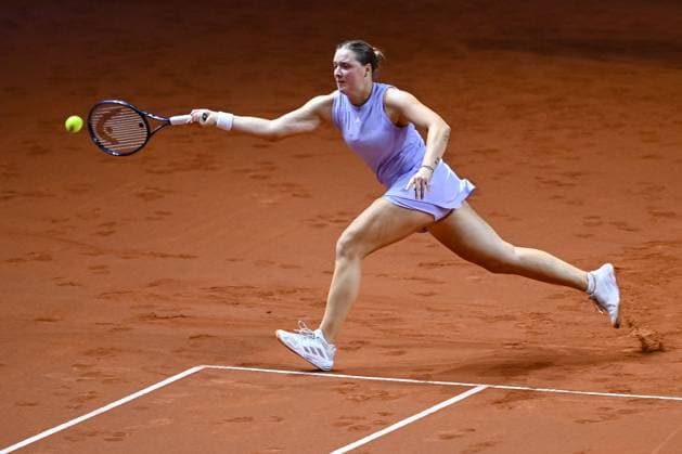 Jule Niemeier (Germany) in Aktion, am Ball, Einzelaktion bei dem Spiel zwischen Jule Niemeier (Germany) vs Laura Siegemund (Germany) waehrend des Porsche Tennis Grand Prix Stuttgart 2025 - Day 2 in der Porsche Arena am 15. April 2025 in Stuttgart, Deutschland. (Foto von Harry Langer DeFodi Images) Jule Niemeier (Germany) controls the Ball at the match between Jule Niemeier (Germany) vs Laura Siegemund (Germany) during the Porsche Tennis Grand Prix Stuttgart 2025 - Day 2 at Porsche Arena on April 15, 2025 in Stuttgart, Germany. (Photo by Harry Langer DeFodi Images) . (Photo by Harry Langer DeFodi Images) .