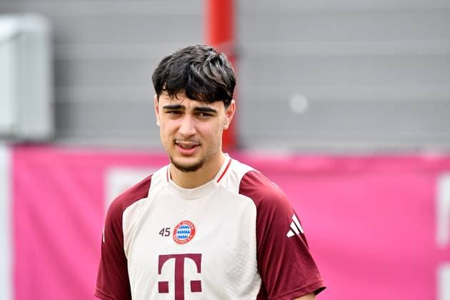 15.04.2025, FC Bayern Training Center, München, Letzte Trainingseinheit für den FC Bayern München bevor es nach Mailand geht. , im Bild Aleksandar Pavlovic (München) (Photo by Midori Ikenouchi Hasan Bratic DeFodi Images)