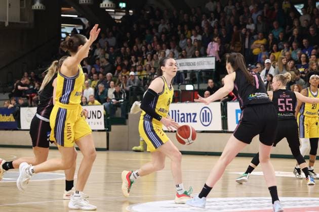 Tessa Stammberger (Alba Berlin Damen, 06) mit dem ball, Alba Damen vs Saarlouis Royals , 1.Bundesliga, DBBL-Playoffs, Halbfinale 5. Spiel, 15.04.2025 Berlin Berlin Deutschland Copyright: xFootbowl ThomasxSobotzkix