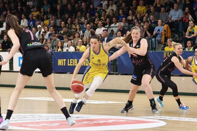 Stefanie Grigoleit (Alba Berlin Damen, 02) läuft mit dem Ball, Alba Damen vs Saarlouis Royals , 1.Bundesliga, DBBL-Playoffs, Halbfinale 5. Spiel, 15.04.2025 Berlin Berlin Deutschland Copyright: xFootbowl ThomasxSobotzkix