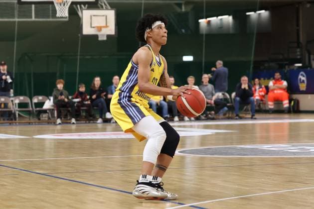 Deeshyra Thomas (Alba Berlin Damen, 21)fixiert den Korb mit demn Ball in der Hand, Alba Damen vs Saarlouis Royals , 1.Bundesliga, DBBL-Playoffs, Halbfinale 5. Spiel, 15.04.2025 Berlin Berlin Deutschland Copyright: xFootbowl ThomasxSobotzkix