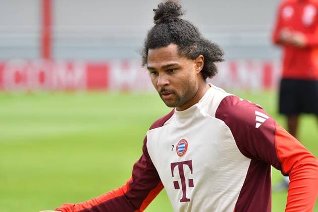 15.04.2025, FC Bayern Training Center, München, Letzte Trainingseinheit für den FC Bayern München bevor es nach Mailand geht. , im Bild Serge Gnabry (München) (Photo by Midori Ikenouchi Hasan Bratic DeFodi Images)