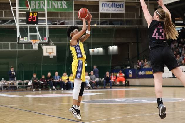 Deeshyra Thomas (Alba Berlin Damen, 21)wirft den BallAlba Damen vs Saarlouis Royals , 1.Bundesliga, DBBL-Playoffs, Halbfinale 5. Spiel, 15.04.2025 Berlin Berlin Deutschland Copyright: xFootbowl ThomasxSobotzkix