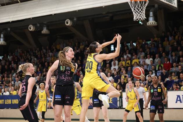 Maggie Mulligan (Alba Berlin Damen, 00)konnte den Ball nicht im Korb versenken, Alba Damen vs Saarlouis Royals , 1.Bundesliga, DBBL-Playoffs, Halbfinale 5. Spiel, 15.04.2025 Berlin Berlin Deutschland Copyright: xFootbowl ThomasxSobotzkix