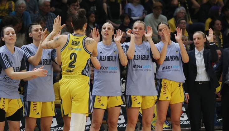 Stefanie Grigoleit klatscht ab mit Teamkolleginnen Aktion Oberkörper Basketball DBBL Bundesliga Damen Frauen Playoff Halbfinale 5. Spiel Saison 2024 2025 15.04.2024 ALBA Berlin vs Saarlouis Royals