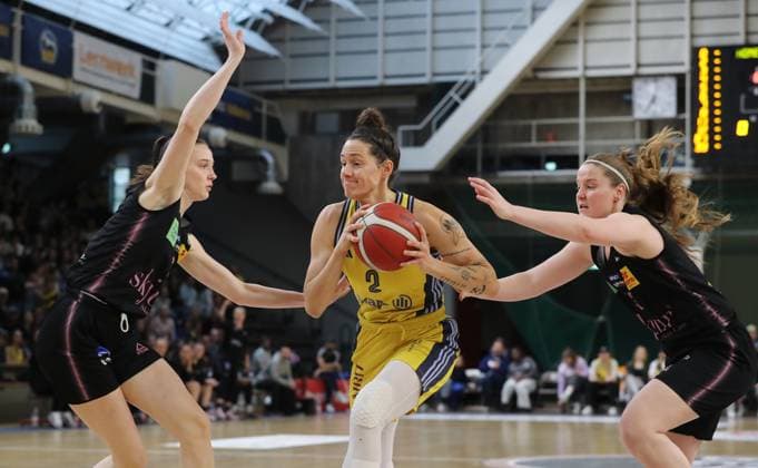 Gabija Meskonyte, Stefanie Grigoleit am Ball, Hayley Frank Zweikampf Spielszene Aktion Basketball DBBL Bundesliga Damen Frauen Playoff Halbfinale 5. Spiel Saison 2024 2025 15.04.2024 ALBA Berlin vs Saarlouis Royals