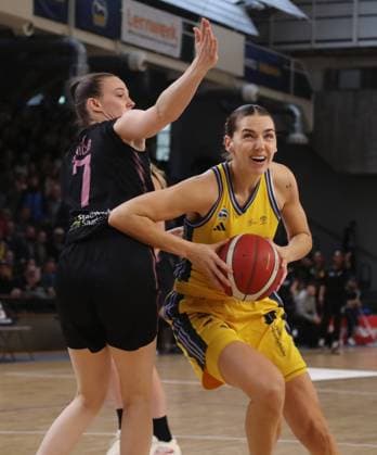 Marusa Senicar, Maggie Mulligan am Ball Zweikampf Spielszene Aktion Basketball DBBL Bundesliga Damen Frauen Playoff Halbfinale 5. Spiel Saison 2024 2025 15.04.2024 ALBA Berlin vs Saarlouis Royals