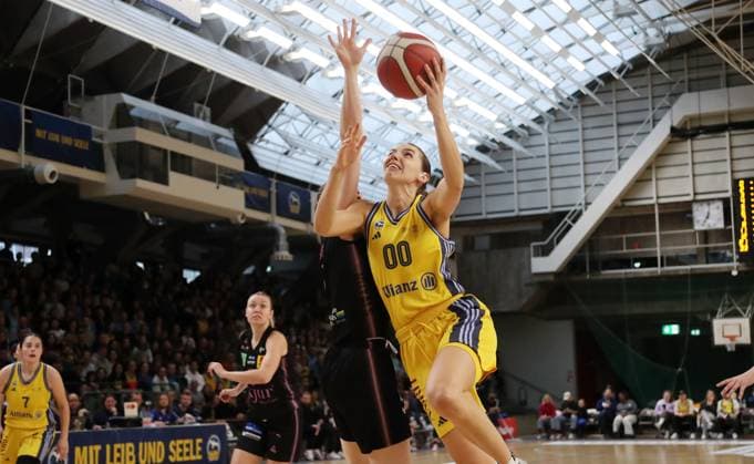 Marusa Senicar, Maggie Mulligan am Ball Zweikampf Spielszene Aktion Basketball DBBL Bundesliga Damen Frauen Playoff Halbfinale 5. Spiel Saison 2024 2025 15.04.2024 ALBA Berlin vs Saarlouis Royals