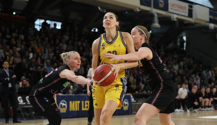 Marusa Senicar, Maggie Mulligan am Ball Zweikampf Spielszene Aktion Basketball DBBL Bundesliga Damen Frauen Playoff Halbfinale 5. Spiel Saison 2024 2025 15.04.2024 ALBA Berlin vs Saarlouis Royals