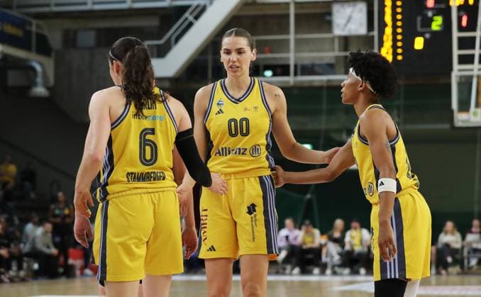 Tessa Stammberger, Maggie Mulligan klatscht ab mit Deeshyra Thomas Basketball DBBL Bundesliga Damen Frauen Playoff Halbfinale 5. Spiel Saison 2024 2025 15.04.2024 ALBA Berlin vs Saarlouis Royals