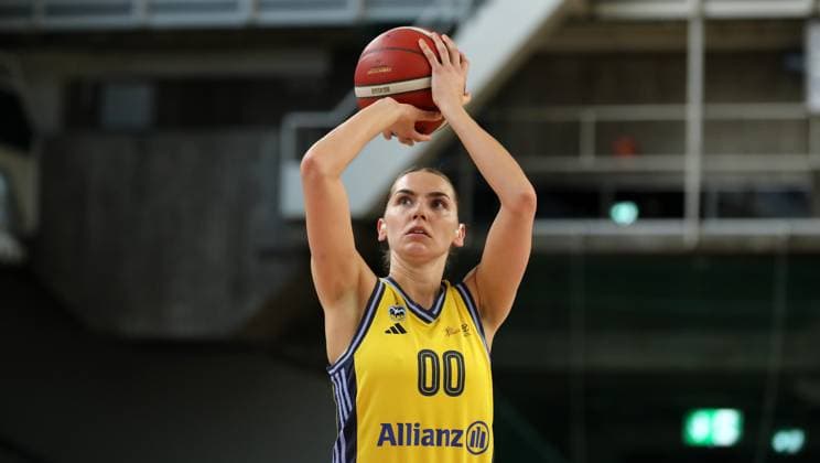 Maggie Mulligan beim Freiwurf Aktion Oberkörper Basketball DBBL Bundesliga Damen Frauen Playoff Halbfinale 5. Spiel Saison 2024 2025 15.04.2024 ALBA Berlin vs Saarlouis Royals