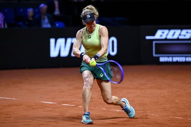 Laura Siegemund (Germany) in Aktion, am Ball, Einzelaktion bei dem Spiel zwischen Jule Niemeier (Germany) vs Laura Siegemund (Germany) waehrend des Porsche Tennis Grand Prix Stuttgart 2025 - Day 2 in der Porsche Arena am 15. April 2025 in Stuttgart, Deutschland. (Foto von Harry Langer DeFodi Images) Laura Siegemund (Germany) controls the Ball at the match between Jule Niemeier (Germany) vs Laura Siegemund (Germany) during the Porsche Tennis Grand Prix Stuttgart 2025 - Day 2 at Porsche Arena on April 15, 2025 in Stuttgart, Germany. (Photo by Harry Langer DeFodi Images) . (Photo by Harry Langer DeFodi Images) .