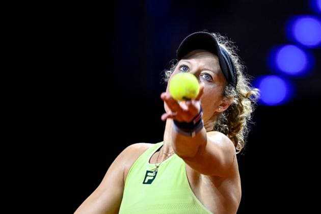 Laura Siegemund (Germany) in Aktion, am Ball, Einzelaktion bei dem Spiel zwischen Jule Niemeier (Germany) vs Laura Siegemund (Germany) waehrend des Porsche Tennis Grand Prix Stuttgart 2025 - Day 2 in der Porsche Arena am 15. April 2025 in Stuttgart, Deutschland. (Foto von Harry Langer DeFodi Images) Laura Siegemund (Germany) controls the Ball at the match between Jule Niemeier (Germany) vs Laura Siegemund (Germany) during the Porsche Tennis Grand Prix Stuttgart 2025 - Day 2 at Porsche Arena on April 15, 2025 in Stuttgart, Germany. (Photo by Harry Langer DeFodi Images) . (Photo by Harry Langer DeFodi Images) .