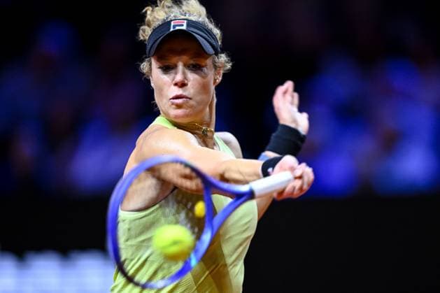 Laura Siegemund (Germany) in Aktion, am Ball, Einzelaktion bei dem Spiel zwischen Jule Niemeier (Germany) vs Laura Siegemund (Germany) waehrend des Porsche Tennis Grand Prix Stuttgart 2025 - Day 2 in der Porsche Arena am 15. April 2025 in Stuttgart, Deutschland. (Foto von Harry Langer DeFodi Images) Laura Siegemund (Germany) controls the Ball at the match between Jule Niemeier (Germany) vs Laura Siegemund (Germany) during the Porsche Tennis Grand Prix Stuttgart 2025 - Day 2 at Porsche Arena on April 15, 2025 in Stuttgart, Germany. (Photo by Harry Langer DeFodi Images) . (Photo by Harry Langer DeFodi Images) .