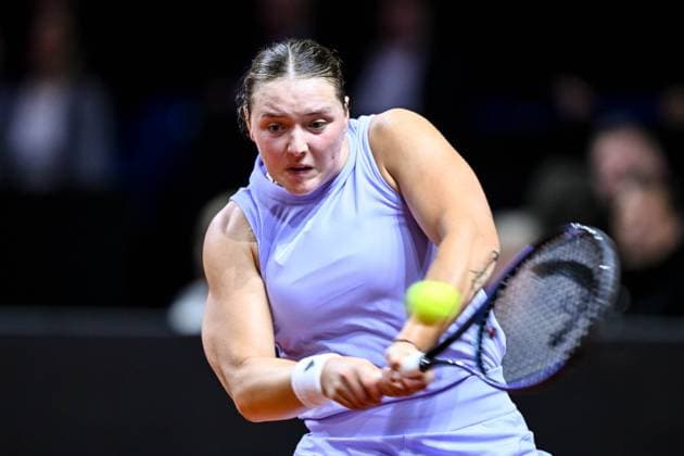 Jule Niemeier (Germany) in Aktion, am Ball, Einzelaktion bei dem Spiel zwischen Jule Niemeier (Germany) vs Laura Siegemund (Germany) waehrend des Porsche Tennis Grand Prix Stuttgart 2025 - Day 2 in der Porsche Arena am 15. April 2025 in Stuttgart, Deutschland. (Foto von Harry Langer DeFodi Images) Jule Niemeier (Germany) controls the Ball at the match between Jule Niemeier (Germany) vs Laura Siegemund (Germany) during the Porsche Tennis Grand Prix Stuttgart 2025 - Day 2 at Porsche Arena on April 15, 2025 in Stuttgart, Germany. (Photo by Harry Langer DeFodi Images) . (Photo by Harry Langer DeFodi Images) .