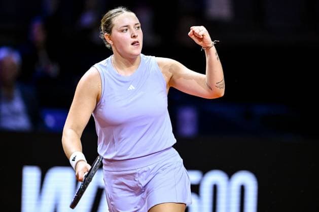 Jule Niemeier (Germany) gestikuliert, gestik, jubelt bei dem Spiel zwischen Jule Niemeier (Germany) vs Laura Siegemund (Germany) waehrend des Porsche Tennis Grand Prix Stuttgart 2025 - Day 2 in der Porsche Arena am 15. April 2025 in Stuttgart, Deutschland. (Foto von Harry Langer DeFodi Images) Jule Niemeier (Germany) gestures at the match between Jule Niemeier (Germany) vs Laura Siegemund (Germany) during the Porsche Tennis Grand Prix Stuttgart 2025 - Day 2 at Porsche Arena on April 15, 2025 in Stuttgart, Germany. (Photo by Harry Langer DeFodi Images) . (Photo by Harry Langer DeFodi Images) .