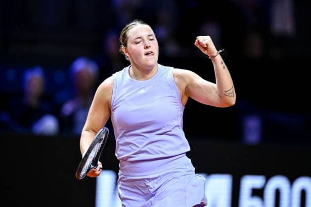 Jule Niemeier (Germany) gestikuliert, gestik, jubelt bei dem Spiel zwischen Jule Niemeier (Germany) vs Laura Siegemund (Germany) waehrend des Porsche Tennis Grand Prix Stuttgart 2025 - Day 2 in der Porsche Arena am 15. April 2025 in Stuttgart, Deutschland. (Foto von Harry Langer DeFodi Images) Jule Niemeier (Germany) gestures at the match between Jule Niemeier (Germany) vs Laura Siegemund (Germany) during the Porsche Tennis Grand Prix Stuttgart 2025 - Day 2 at Porsche Arena on April 15, 2025 in Stuttgart, Germany. (Photo by Harry Langer DeFodi Images) . (Photo by Harry Langer DeFodi Images) .