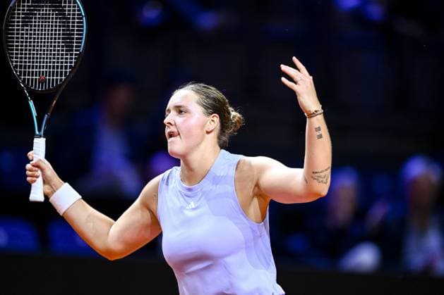 Jule Niemeier (Germany) gestikuliert, gestik, jubelt bei dem Spiel zwischen Jule Niemeier (Germany) vs Laura Siegemund (Germany) waehrend des Porsche Tennis Grand Prix Stuttgart 2025 - Day 2 in der Porsche Arena am 15. April 2025 in Stuttgart, Deutschland. (Foto von Harry Langer DeFodi Images) Jule Niemeier (Germany) gestures at the match between Jule Niemeier (Germany) vs Laura Siegemund (Germany) during the Porsche Tennis Grand Prix Stuttgart 2025 - Day 2 at Porsche Arena on April 15, 2025 in Stuttgart, Germany. (Photo by Harry Langer DeFodi Images) . (Photo by Harry Langer DeFodi Images) .