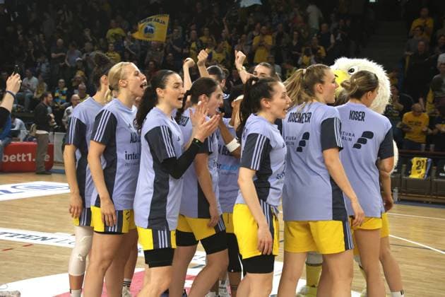 DEU, easyCredit DBBL, ALBA vs. SAARLOUIS ROYALS, 15.04.2025, Soemmeringhalle, Berlin, DEU, easyCredit DBBL, ALBA vs. SAARLOUIS ROYALS, im Bild ALBA-Spielerinkreis Foto: Juergen Engler nordphoto GmbH