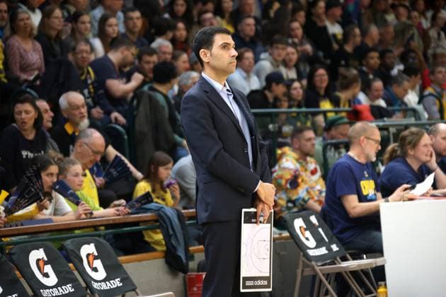 DEU, easyCredit DBBL, ALBA vs. SAARLOUIS ROYALS, 15.04.2025, Soemmeringhalle, Berlin, DEU, easyCredit DBBL, ALBA vs. SAARLOUIS ROYALS, im Bild Cheftrainer Cristo Cabrera (ALBA Berlin) Foto: Juergen Engler nordphoto GmbH