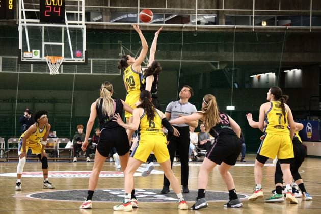 DEU, easyCredit DBBL, ALBA vs. SAARLOUIS ROYALS, 15.04.2025, Soemmeringhalle, Berlin, DEU, easyCredit DBBL, ALBA vs. SAARLOUIS ROYALS, im Bild Anstoss, Maggie Mulligan (ALBA Berlin 0), Marusa Senicar (Saarlouis 7) Foto: Juergen Engler nordphoto GmbH
