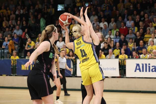 Marie Bertholdt (Alba Berlin Damen, 04)in Bedraengnis, Alba Damen vs Saarlouis Royals , 1.Bundesliga, DBBL-Playoffs, Halbfinale 5. Spiel, 15.04.2025 Berlin Berlin Deutschland Copyright: xFootbowl ThomasxSobotzkix