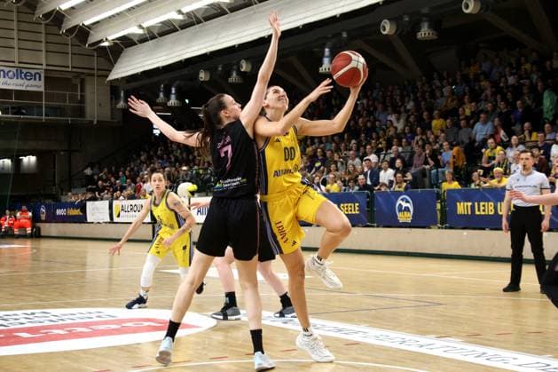 DEU, easyCredit DBBL, ALBA vs. SAARLOUIS ROYALS, 15.04.2025, Soemmeringhalle, Berlin, DEU, easyCredit DBBL, ALBA vs. SAARLOUIS ROYALS, im Bild Maggie Mulligan (ALBA Berlin 0), Marusa Senicar (Saarlouis 7) Foto: Juergen Engler nordphoto GmbH