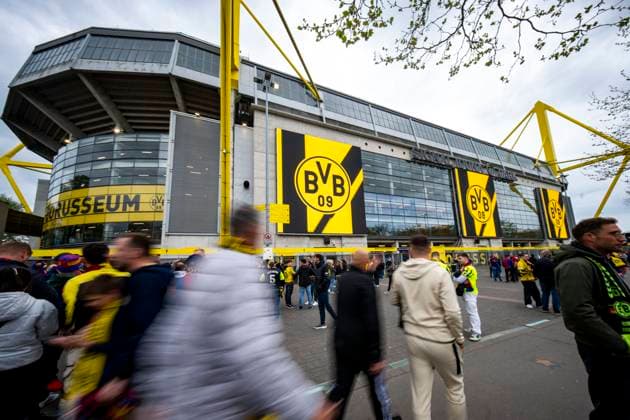 15.04.2025, Borussia Dortmund vs. FC Barcelona, Barca UEFA Champions League, Viertelfinale, Rückspiel: Zuschauer strömen vor dem Spiel in das Westfalenstadion. Wichtiger Hinweis: Gemaess den Vorgaben der UEFA ist es untersagt, in dem Stadion und oder vom Spiel angefertigte Fotoaufnahmen in Form von Sequenzbildern und oder videoaehnlichen Fotostrecken zu verwerten bzw. verwerten zu lassen. Copyright: xDavidxInderliedx