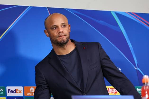Chef-Trainer Vincent Kompany (FC Bayern Muenchen) auf der Pressekonferenz vor dem Spiel, Pressekonferenz, Inter Mailand vs. FC Bayern Muenchen, Fussball, Champions League, Viertelfinale, Rueckspiel, 15.04.2025 Mailand Lombardei Italien