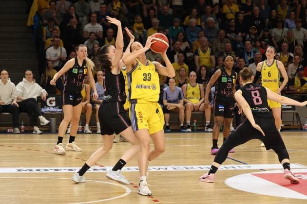 Emily Kiser (Alba Berlin Damen, 33) in Begraengnis, Alba Damen vs Saarlouis Royals , 1.Bundesliga, DBBL-Playoffs, Halbfinale 5. Spiel, 15.04.2025 Berlin Berlin Deutschland Copyright: xFootbowl ThomasxSobotzkix