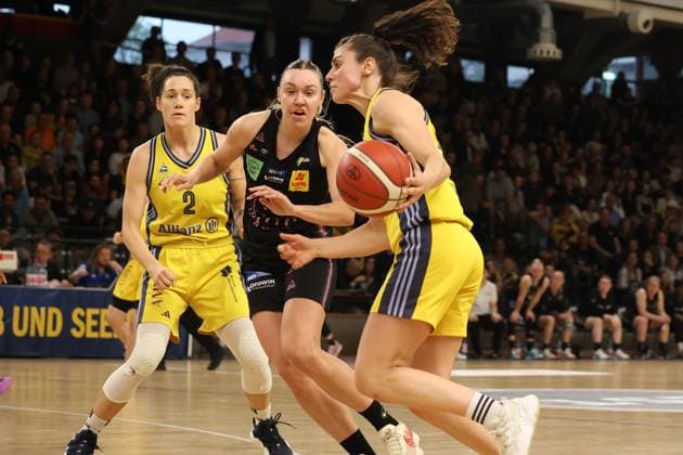 Theresa Simon (Alba Berlin Damen, 03)mit dem Ball im Lauf, Alba Damen vs Saarlouis Royals , 1.Bundesliga, DBBL-Playoffs, Halbfinale 5. Spiel, 15.04.2025 Berlin Berlin Deutschland Copyright: xFootbowl ThomasxSobotzkix