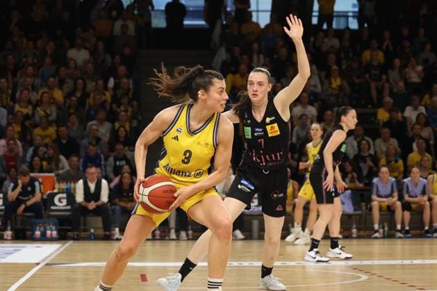 Theresa Simon (Alba Berlin Damen, 03)mit dem ball, maruÅ¡a seniÄar (Saarlouis Royals, 07)in der Abwehr, Alba Damen vs Saarlouis Royals , 1.Bundesliga, DBBL-Playoffs, Halbfinale 5. Spiel, 15.04.2025 Berlin Berlin Deutschland Copyright: xFootbowl ThomasxSobotzkix