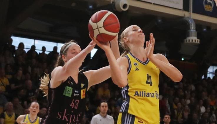 Hayley Frank, Marie Bertholdt am Ball Zweikampf Spielszene Aktion Basketball DBBL Bundesliga Damen Frauen Playoff Halbfinale 5. Spiel Saison 2024 2025 15.04.2024 ALBA Berlin vs Saarlouis Royals