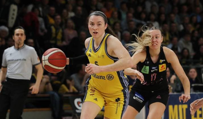Tessa Stammberger am Ball, Gabija Meskonyte Zweikampf Spielszene Aktion Basketball DBBL Bundesliga Damen Frauen Playoff Halbfinale 5. Spiel Saison 2024 2025 15.04.2024 ALBA Berlin vs Saarlouis Royals