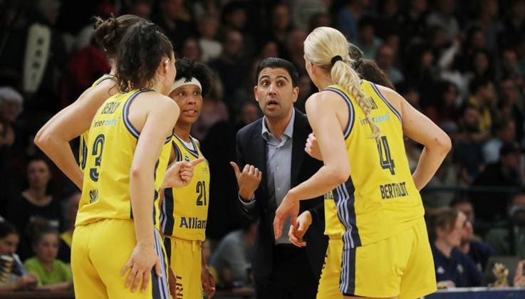 Trainer Cristo Cabrera redet mit Theresa Simon, Deeshyra Thomas, Marie Bertholdt Basketball DBBL Bundesliga Damen Frauen Playoff Halbfinale 5. Spiel Saison 2024 2025 15.04.2024 ALBA Berlin vs Saarlouis Royals