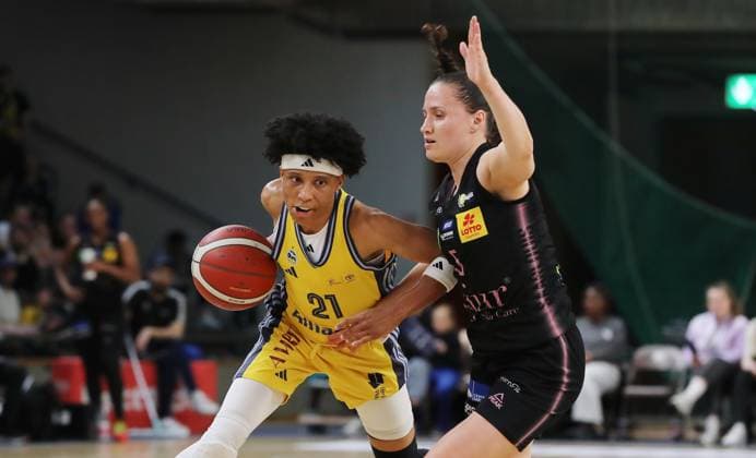 Deeshyra Thomas am Ball, Magaly Meynadier Zweikampf Spielszene Aktion Basketball DBBL Bundesliga Damen Frauen Playoff Halbfinale 5. Spiel Saison 2024 2025 15.04.2024 ALBA Berlin vs Saarlouis Royals