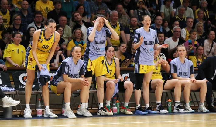 Spielerinnen auf der Bank fiebern mit Basketball DBBL Bundesliga Damen Frauen Playoff Halbfinale 5. Spiel Saison 2024 2025 15.04.2024 ALBA Berlin vs Saarlouis Royals