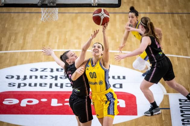 Basketball Berlin 15.04.2025 Saison 2024 2025 Toyota Damen Basketball Bundesliga 1. Bundesliga Playoffs Halbfinale Spiel 5 Alba Berlin - Saarlouis Royals Maggie Mulligan (Alba, No.00) Margaret Marusa Senicar (Saarlouis, No.07)